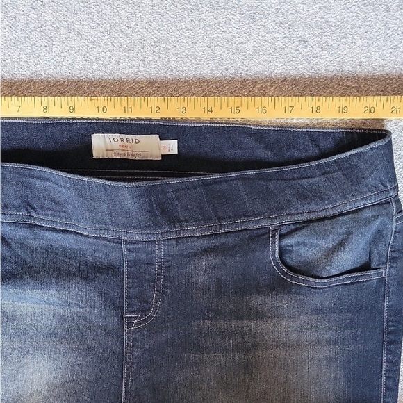 Torrid Women’s Dark Lean Jeans Crop Size 3 Plus - Picture 6 of 7